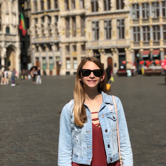 Meet Your Posher, Nicole - Picture 3 of 7